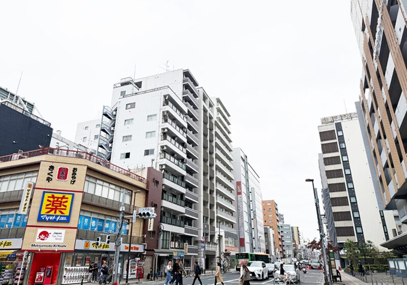 浅草の街並み 二天門前交差点の様子