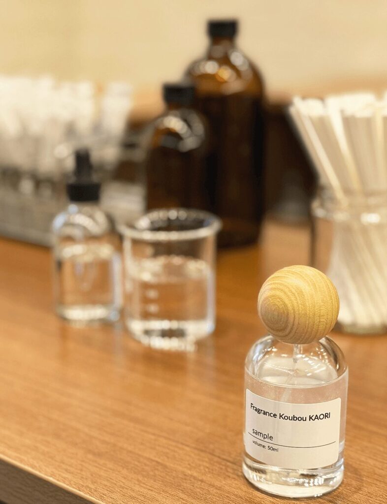 フレグランス工房「香」の制作スペースに並ぶ香料とビーカー。