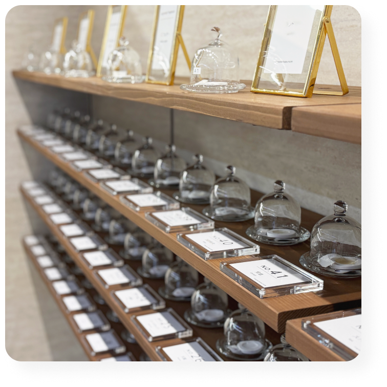 フレグランス工房「香」の店内。香りのサンプルが整然と並ぶ棚。