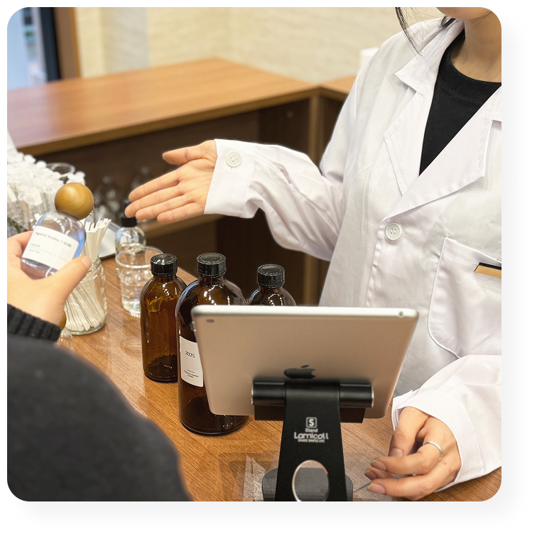 フレグランス工房「香」で接客中のスタッフとお客様の会話シーン。