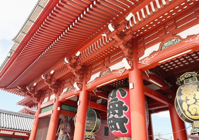 浅草寺の雷門。赤い柱と大提灯が印象的な浅草の象徴的な風景。