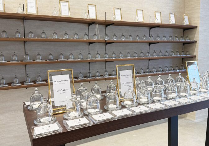 フレグランス工房「香」の店内。香りのサンプルが整然と並ぶ棚。