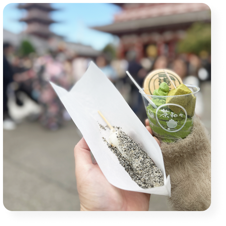 浅草・仲見世通りで抹茶アイスとごま団子を楽しむ様子。