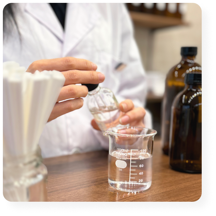 フレグランス工房「香」で香料をビーカーに注ぐ調香作業。