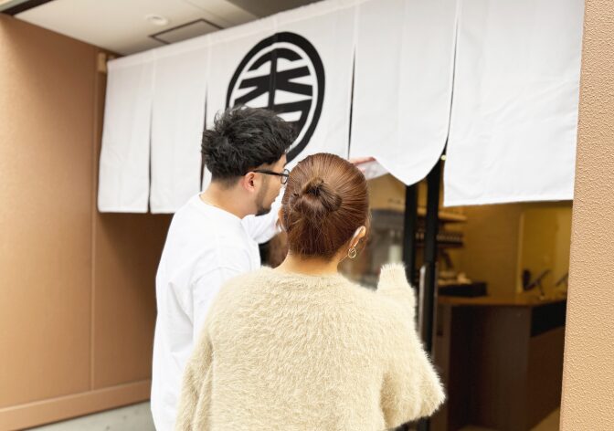 フレグランス工房「香」の入口前で会話する男女。これから香りづくり体験を楽しむ様子。