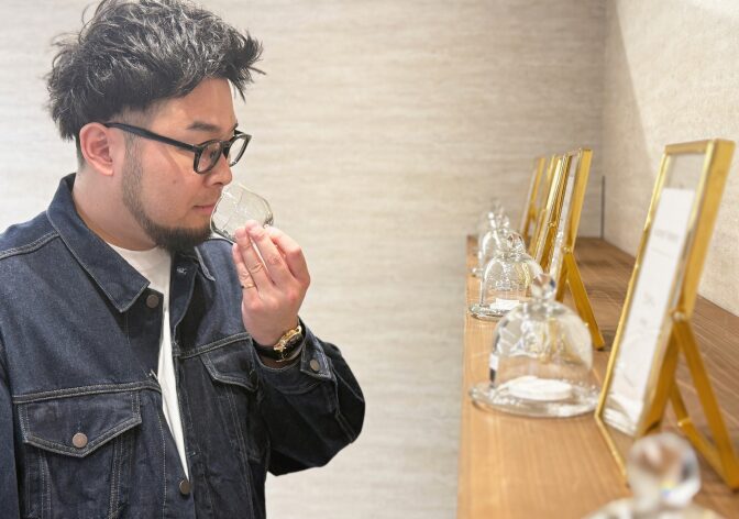 香りサンプルを手に取り、匂いを確かめる来店者の様子。