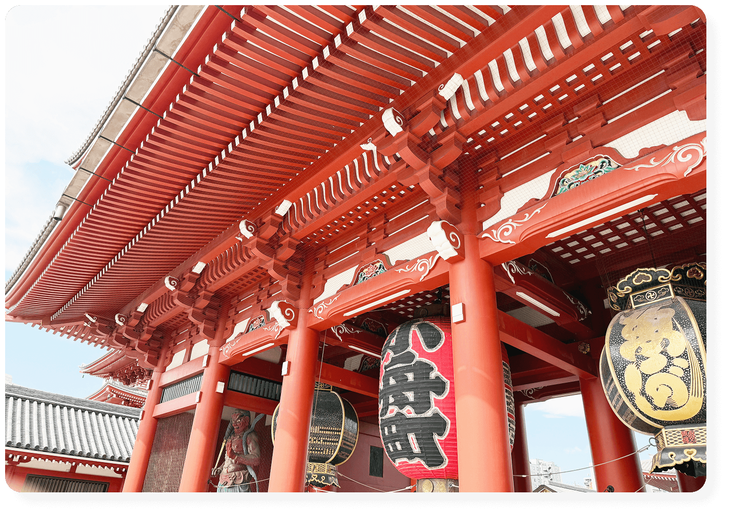 浅草・浅草寺の雷門。朱色の柱と大提灯が印象的な外観。
