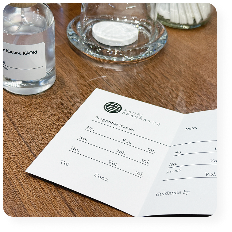 香水作り体験で使用する調香ノートと香料ボトルが並ぶテーブル。