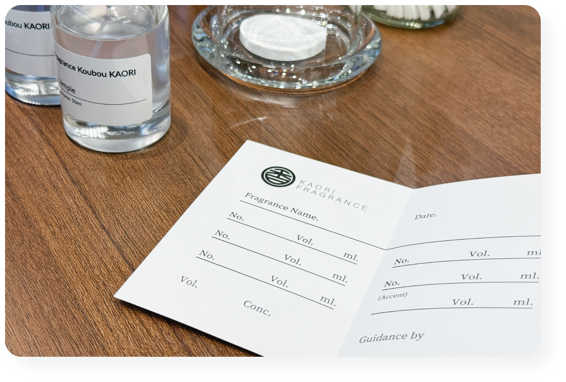 香水作り体験で使用する調香ノートと香料ボトルが並ぶテーブル。