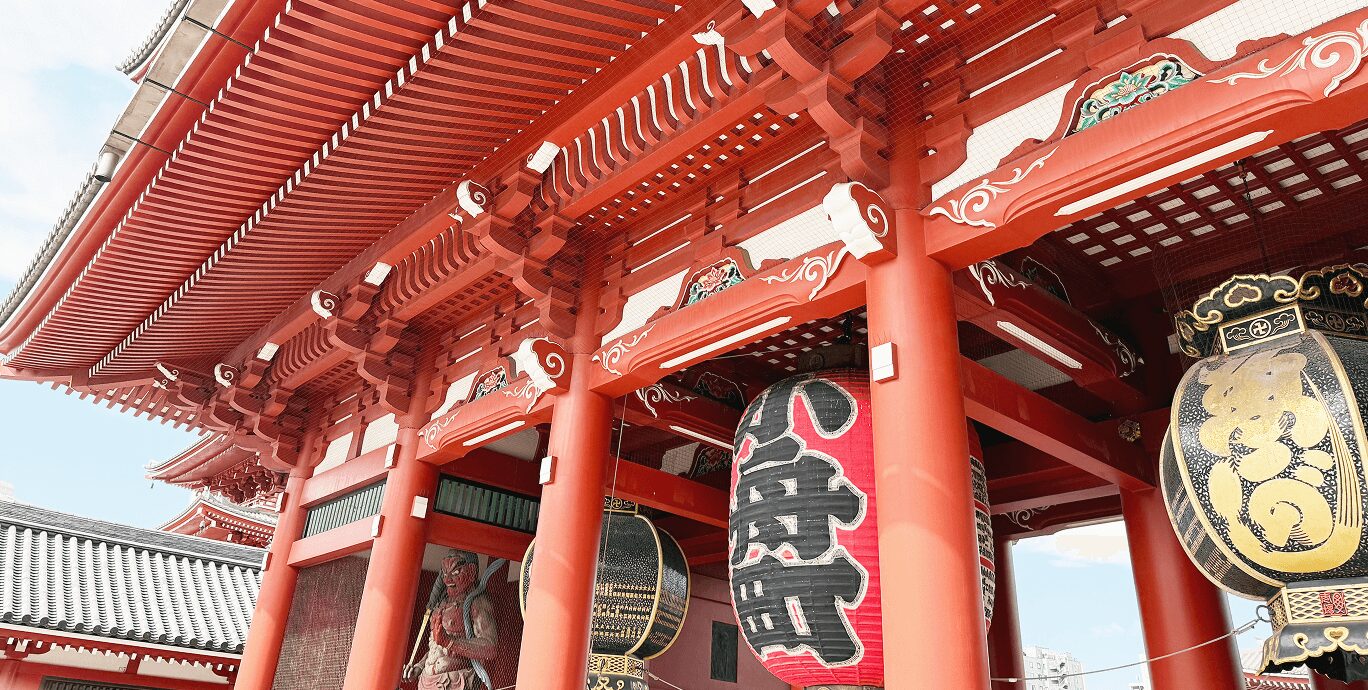浅草寺の雷門。赤い柱と大提灯が印象的な浅草の象徴的な風景。