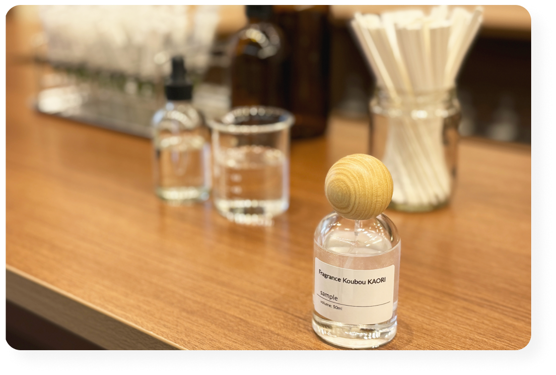 フレグランスボトルとビーカー、ムエットが並ぶ調香台。香り作りの準備の様子。