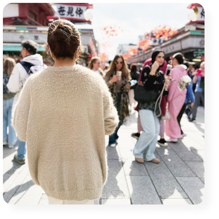 仲見世通りを歩く女性の後ろ姿。浅草の街並みを背景に。