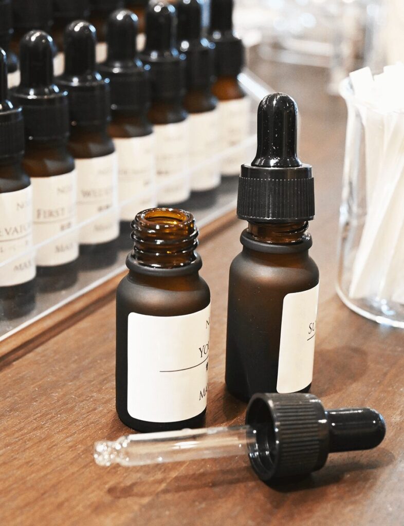 フレグランス工房「香」のに並ぶ香料。