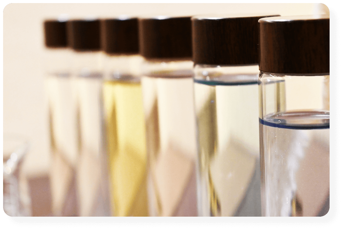 フレグランスボトルに詰められたカラフルな香水。