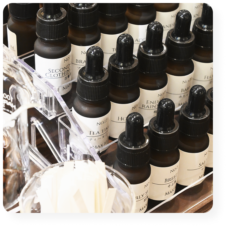 フレグランス工房「香」のに並ぶ香料。