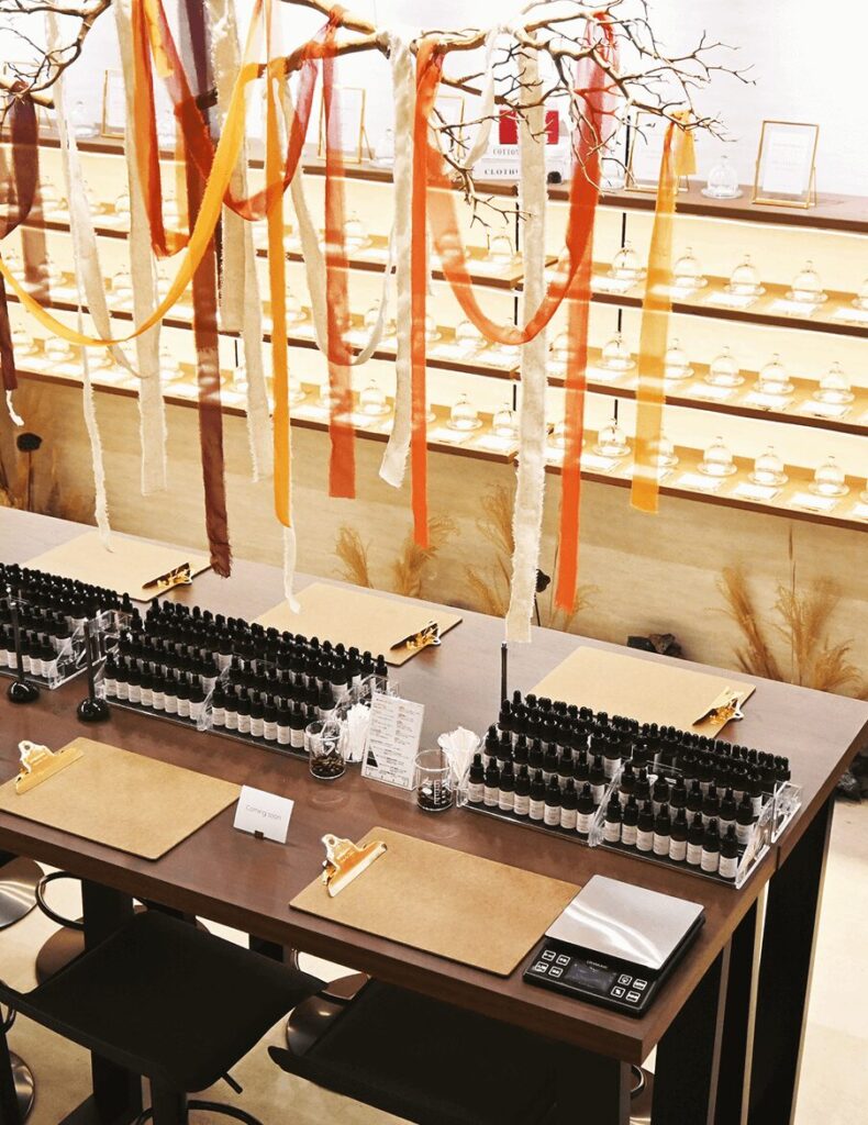 浅草のフレzグランス工房「香」の店内。棚に並ぶ香りのボトルと落ち着いた空間。