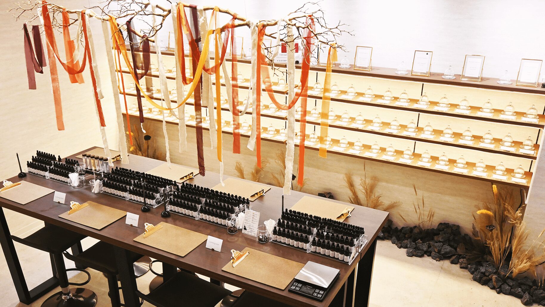 浅草のフレzグランス工房「香」の店内。棚に並ぶ香りのボトルと落ち着いた空間。