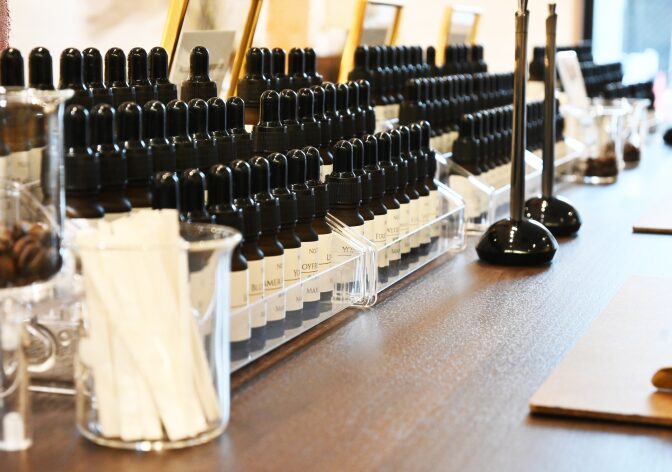 フレグランス工房「香」のに並ぶ香料。