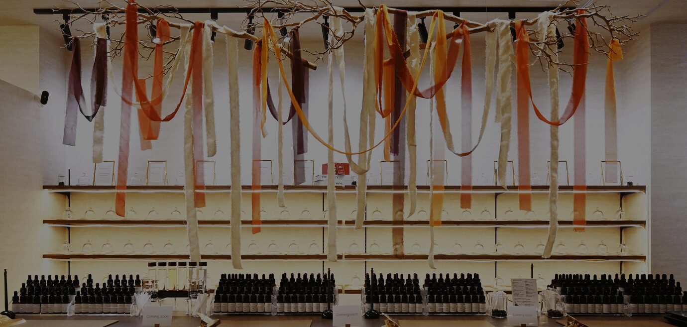 浅草のフレグランス工房「香」の店内。棚に並ぶ香りのボトルと落ち着いた空間。