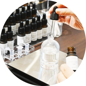 フレグランス作り体験でボトルに香料を注ぐ様子。