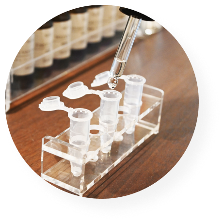 フレグランス作り体験でスポイトで香料を注ぐ様子。