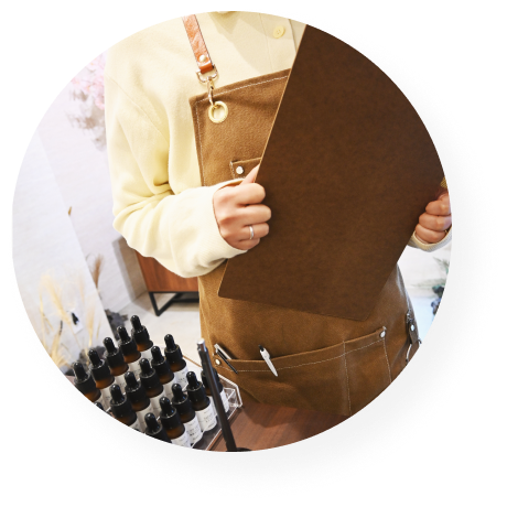 フレグランス工房「香」で接客中のスタッフ。