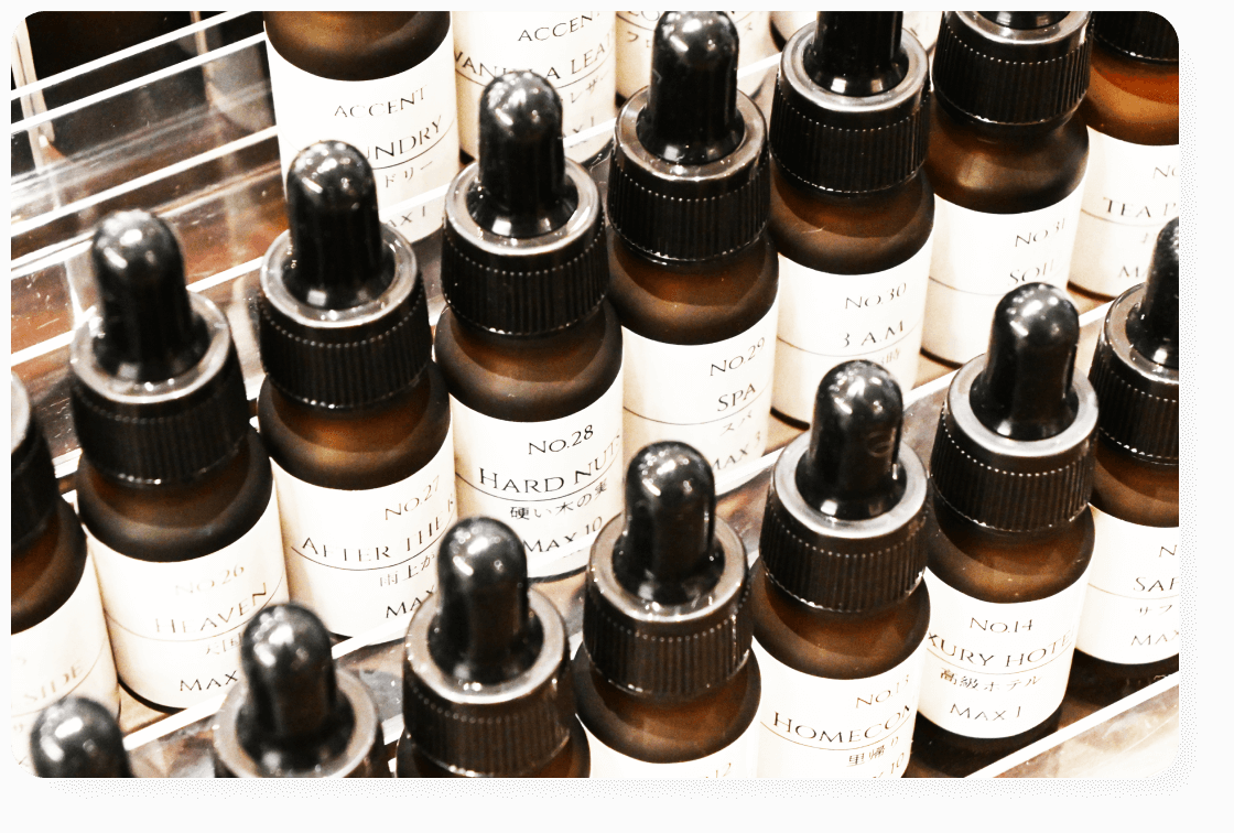 フレグランス工房「香」のに並ぶ香料。