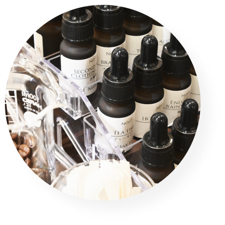 フレグランス工房「香」のに並ぶ香料。