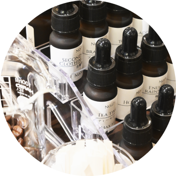 フレグランス工房「香」のに並ぶ香料。