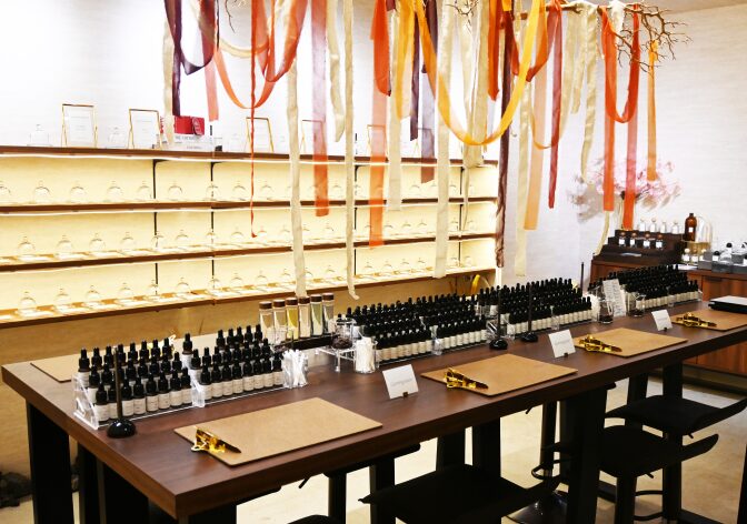 浅草のフレzグランス工房「香」の店内。棚に並ぶ香りのボトルと落ち着いた空間。