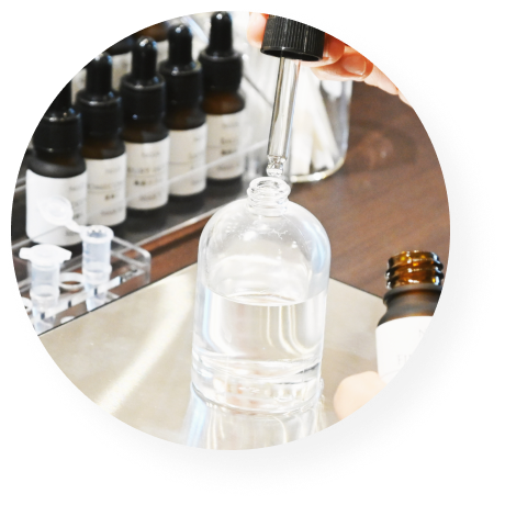 フレグランス作り体験でボトルに香料を注ぐ様子。