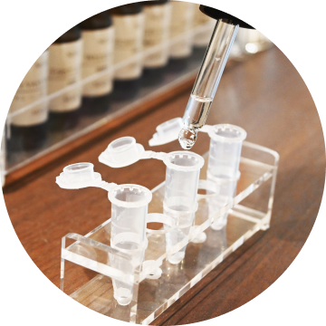 フレグランス作り体験でスポイトで香料を注ぐ様子。