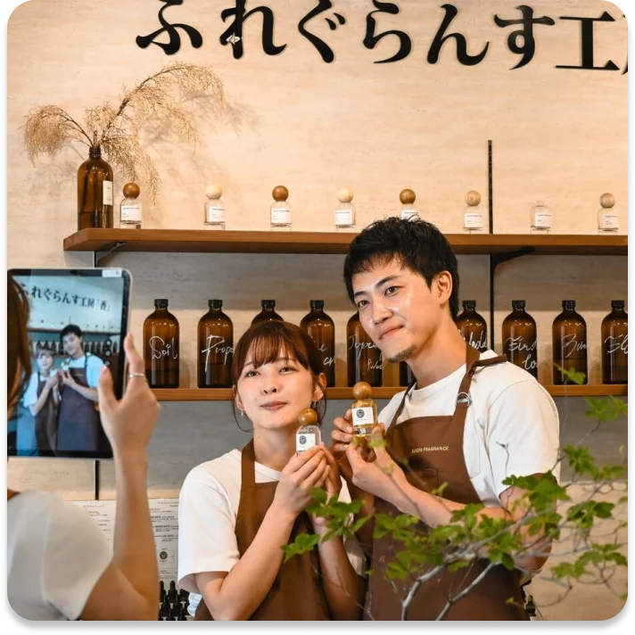 完成したオリジナルフレグランスを手に記念撮影する様子