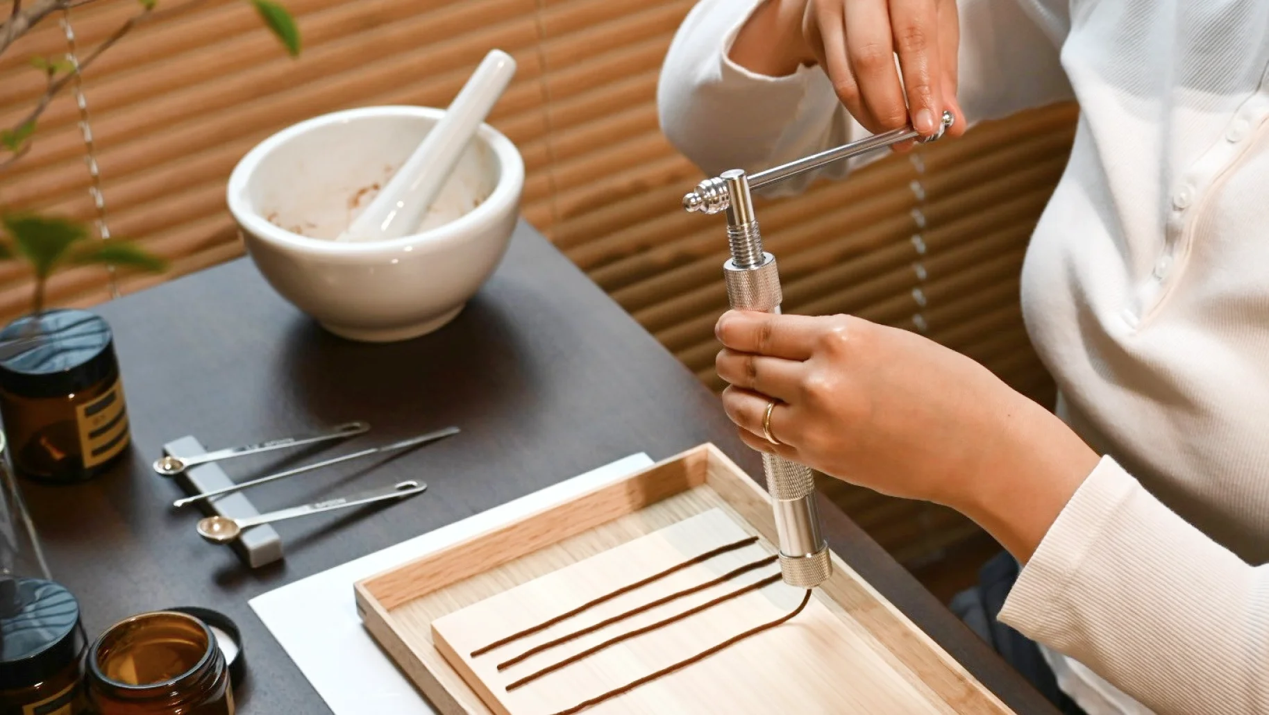 押し出し器を使ってお香を細長く成形している様子