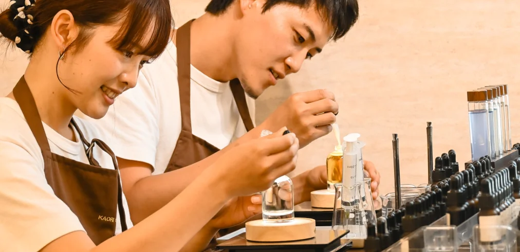 香料を少しずつ調合してオリジナルフレグランスを作る様子
