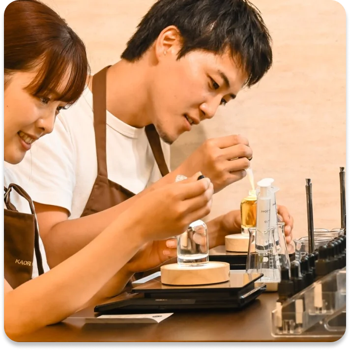 香料を計量しながらオリジナルフレグランスを調合する様子