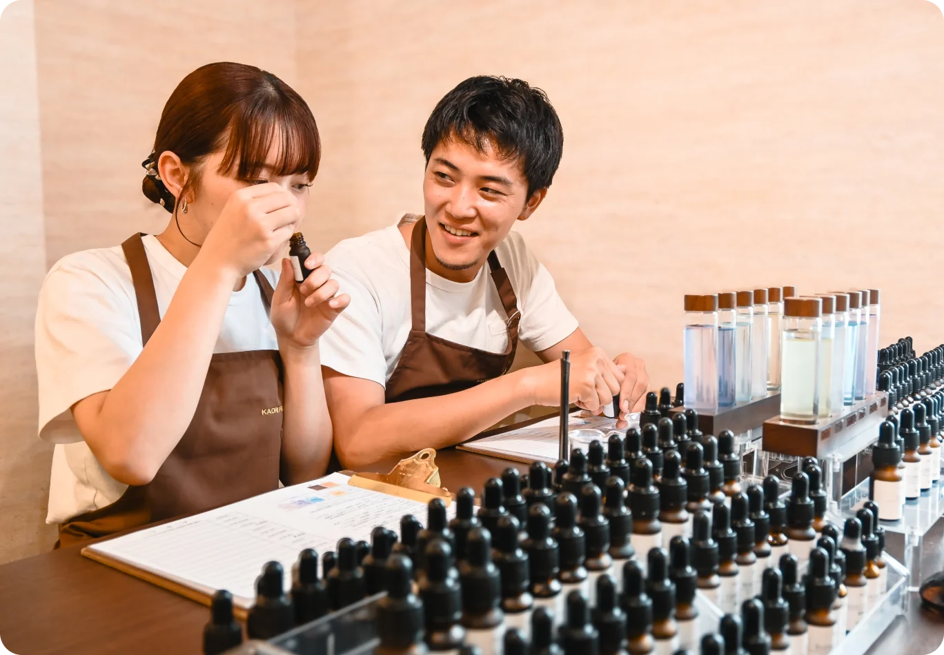 香料瓶を手に取り、香りを確かめながらフレグランスを作る様子