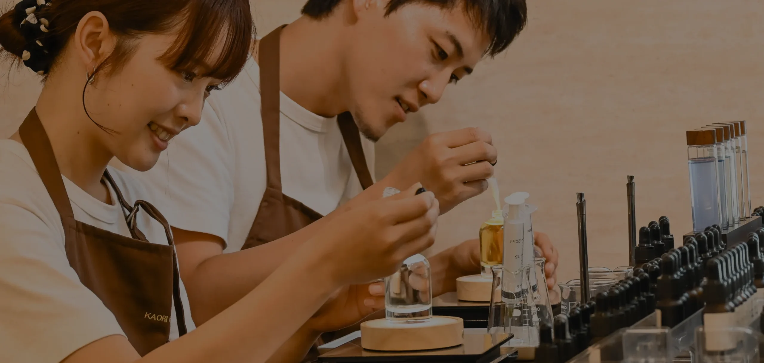 香料を調合してオリジナルフレグランスを作る様子