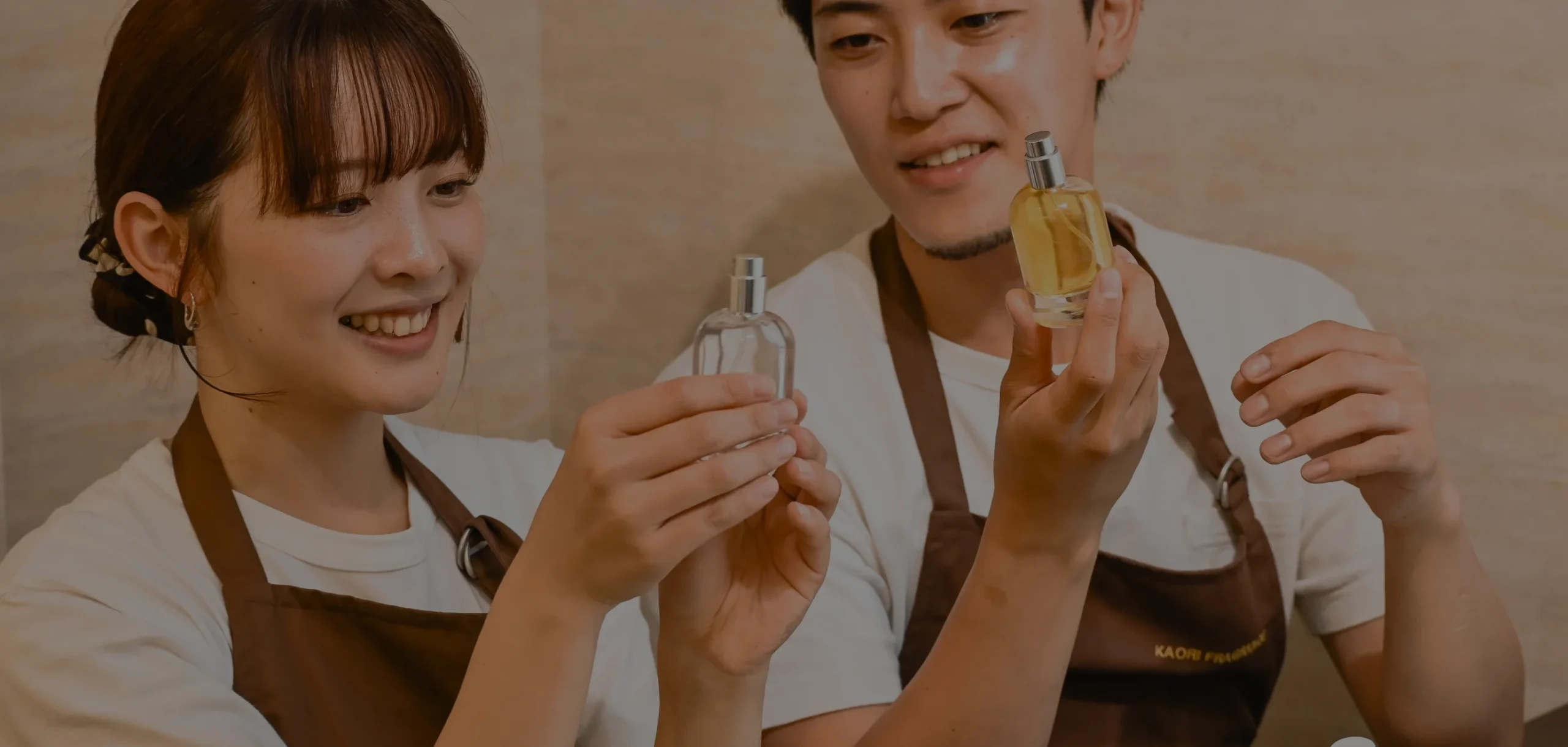 完成したオリジナルフレグランスを手にする様子